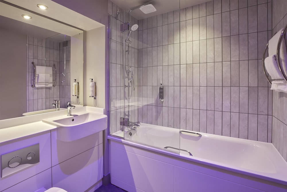 Habitación Cuádruple Familiar del hotel Premier Inn London Ealing. Foto 3