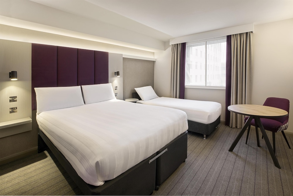 Habitación triple familiar del hotel Premier Inn London Ealing