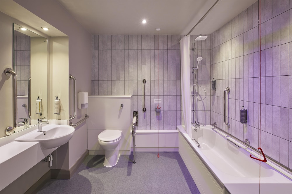 Habitación estándar doble, bañera accesible del hotel Premier Inn London Ealing. Foto 4