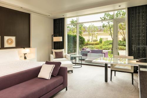 Le Royal Club Room, Larger Room, with Executive Lounge Access del hotel Le Meridien Dubai and Conference Centre. Foto 1
