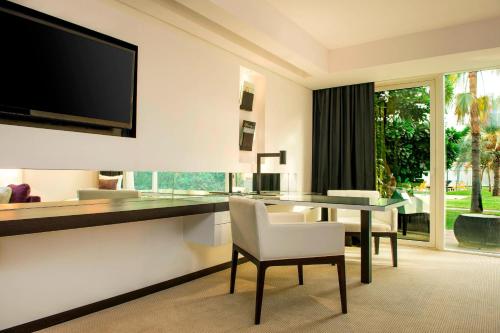 Le Royal Club Room, Larger Room, with Executive Lounge Access del hotel Le Meridien Dubai and Conference Centre. Foto 2