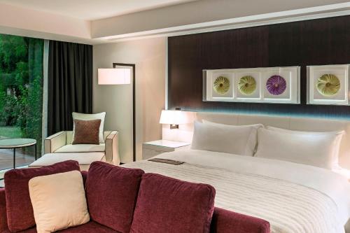 Le Royal Club Room, Larger Room, with Executive Lounge Access del hotel Le Meridien Dubai and Conference Centre. Foto 3