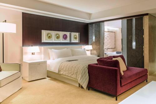Le Royal Club Room, Larger Room, with Executive Lounge Access del hotel Le Meridien Dubai and Conference Centre. Foto 4