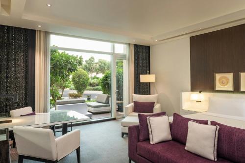 Le Royal Club Room, Larger Room, with Executive Lounge Access del hotel Le Meridien Dubai and Conference Centre. Foto 5