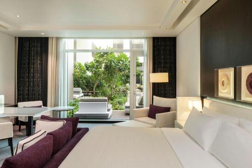 Le Royal Club Room, Larger Room, with Executive Lounge Access del hotel Le Meridien Dubai and Conference Centre. Foto 6