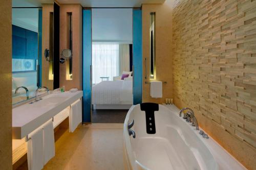 Le Royal Club Room, Larger Room, with Executive Lounge Access del hotel Le Meridien Dubai and Conference Centre. Foto 7