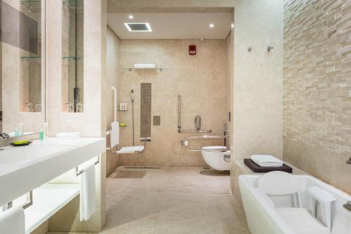 Le Royal Club Room, Larger Room, with Executive Lounge Access del hotel Le Meridien Dubai and Conference Centre. Foto 8