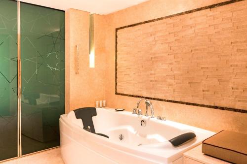 Le Royal Club Room, Larger Room, with Executive Lounge Access del hotel Le Meridien Dubai and Conference Centre. Foto 9
