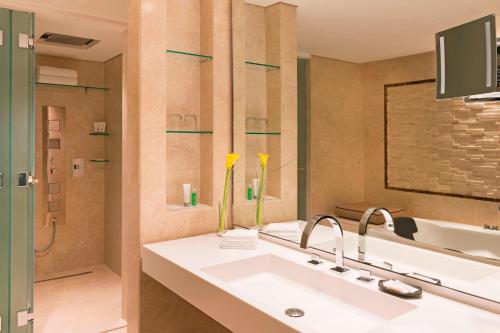 Le Royal Club Room, Larger Room, with Executive Lounge Access del hotel Le Meridien Dubai and Conference Centre. Foto 10