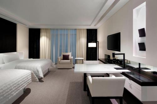 Le Royal Club Twin Room, Larger Room, with Executive Lounge Access del hotel Le Meridien Dubai and Conference Centre. Foto 1
