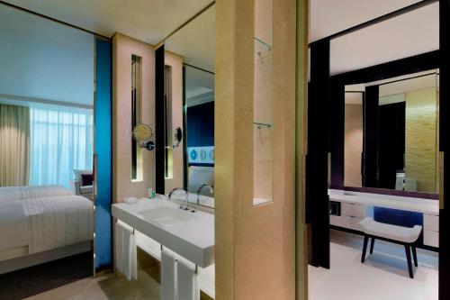 Le Royal Club Twin Room, Larger Room, with Executive Lounge Access del hotel Le Meridien Dubai and Conference Centre. Foto 5