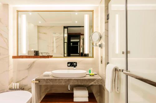 Le Meridien Club Room, Garden View, with Executive Lounge Access del hotel Le Meridien Dubai and Conference Centre. Foto 4