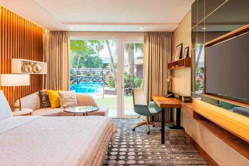 Superior Guest Room, Pool View, with Direct Pool Access del hotel Le Meridien Dubai and Conference Centre. Foto 2