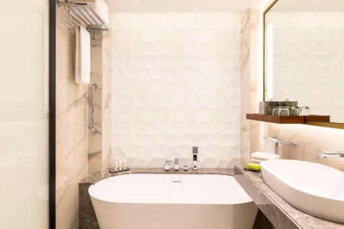 Superior Guest Room, Pool View, with Direct Pool Access del hotel Le Meridien Dubai and Conference Centre. Foto 3