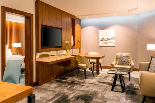 Deluxe Suite, Garden View, with Executive Lounge Access del hotel Le Meridien Dubai and Conference Centre