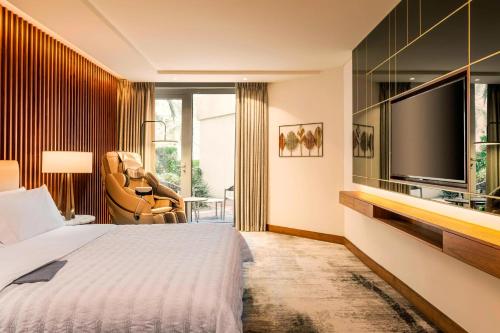 Deluxe Suite, Garden View, with Executive Lounge Access del hotel Le Meridien Dubai and Conference Centre. Foto 1