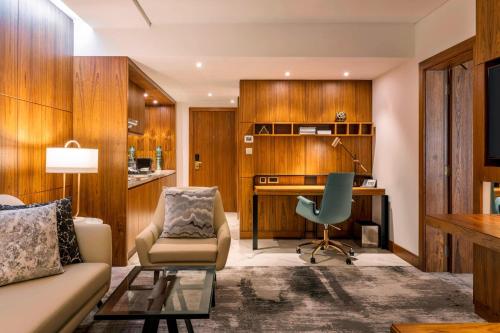 Deluxe Suite, Garden View, with Executive Lounge Access del hotel Le Meridien Dubai and Conference Centre. Foto 2