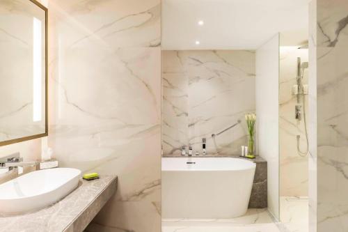 Deluxe Suite, Garden View, with Executive Lounge Access del hotel Le Meridien Dubai and Conference Centre. Foto 3