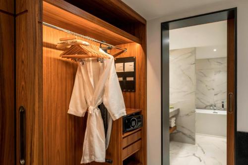 Deluxe Suite, Garden View, with Executive Lounge Access del hotel Le Meridien Dubai and Conference Centre. Foto 4