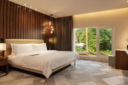 Premium Suite, Larger Suite, Garden View, with Executive Lounge Access del hotel Le Meridien Dubai and Conference Centre. Foto 1