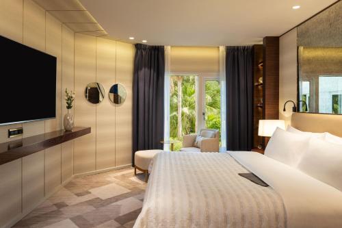 Premium Suite, Larger Suite, Garden View, with Executive Lounge Access del hotel Le Meridien Dubai and Conference Centre. Foto 2