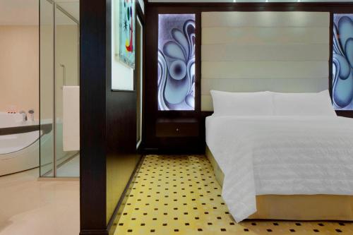 Premium Suite, Larger Suite, Garden View, with Executive Lounge Access del hotel Le Meridien Dubai and Conference Centre. Foto 5