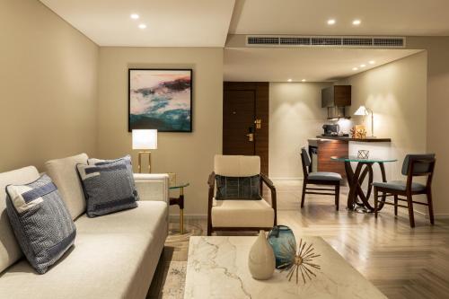 Premium Suite, Larger Suite, Garden View, with Executive Lounge Access del hotel Le Meridien Dubai and Conference Centre. Foto 6