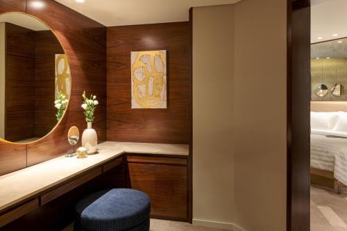 Premium Suite, Larger Suite, Garden View, with Executive Lounge Access del hotel Le Meridien Dubai and Conference Centre. Foto 10