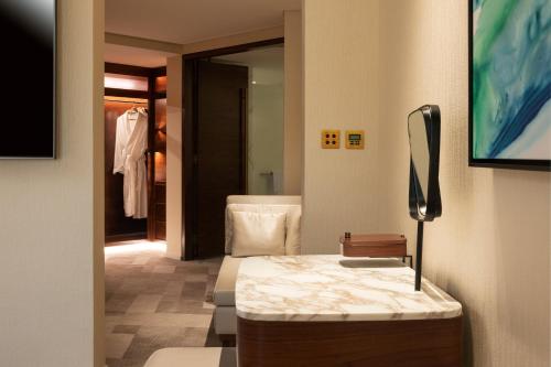 Premium Suite, Larger Suite, Garden View, with Executive Lounge Access del hotel Le Meridien Dubai and Conference Centre. Foto 13