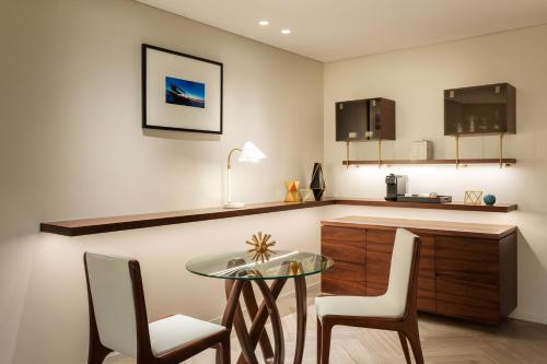 Premium Suite, Larger Suite, Garden View, with Executive Lounge Access del hotel Le Meridien Dubai and Conference Centre. Foto 16