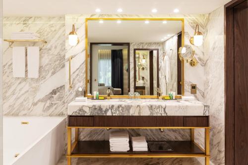 Premium Suite, Larger Suite, Garden View, with Executive Lounge Access del hotel Le Meridien Dubai and Conference Centre. Foto 26