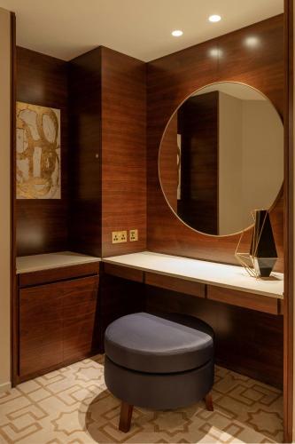Premium Suite, Larger Suite, Garden View, with Executive Lounge Access del hotel Le Meridien Dubai and Conference Centre. Foto 28