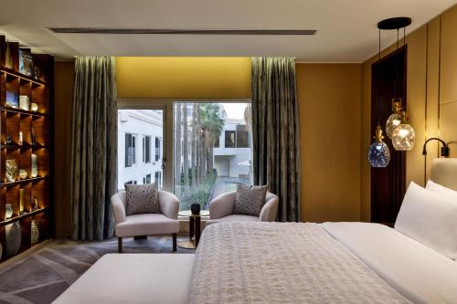 Royal Suite, Executive Lounge Access, Afternoon Tea, Happy Hour, 1 King, Garden View del hotel Le Meridien Dubai and Conference Centre. Foto 2