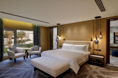 Royal Suite, Executive Lounge Access, Afternoon Tea, Happy Hour, 1 King, Garden View del hotel Le Meridien Dubai and Conference Centre. Foto 3