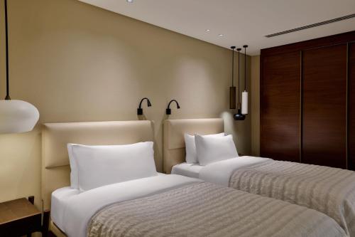 Royal Suite, Executive Lounge Access, Afternoon Tea, Happy Hour, 1 King, Garden View del hotel Le Meridien Dubai and Conference Centre. Foto 4