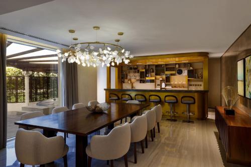 Royal Suite, Executive Lounge Access, Afternoon Tea, Happy Hour, 1 King, Garden View del hotel Le Meridien Dubai and Conference Centre. Foto 5