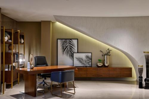 Royal Suite, Executive Lounge Access, Afternoon Tea, Happy Hour, 1 King, Garden View del hotel Le Meridien Dubai and Conference Centre. Foto 6