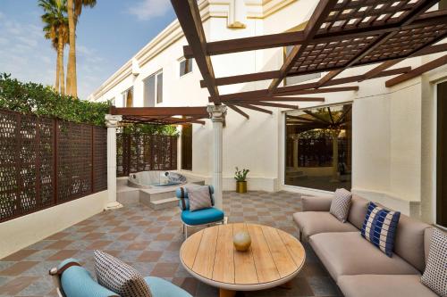 Royal Suite, Executive Lounge Access, Afternoon Tea, Happy Hour, 1 King, Garden View del hotel Le Meridien Dubai and Conference Centre. Foto 7