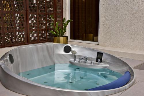 Royal Suite, Executive Lounge Access, Afternoon Tea, Happy Hour, 1 King, Garden View del hotel Le Meridien Dubai and Conference Centre. Foto 10