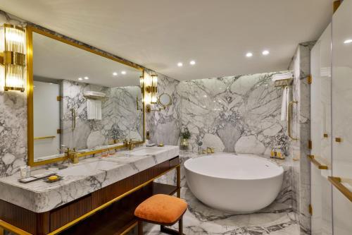 Presidential Suite, Club Lounge Access, 1 King, Garden View del hotel Le Meridien Dubai and Conference Centre. Foto 7