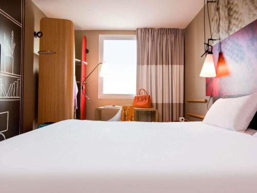 Habitación Doble Confort con cama doble del hotel Ibis Paris Porte De Clichy Centre. Foto 2