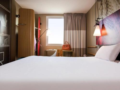 Habitación Confort - 1 cama doble y 1 cama individual del hotel Ibis Paris Porte De Clichy Centre. Foto 6