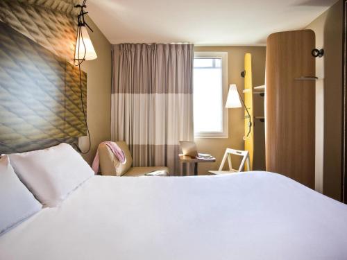 Habitación Doble Confort con cama doble del hotel Ibis Paris Porte De Clichy Centre. Foto 8