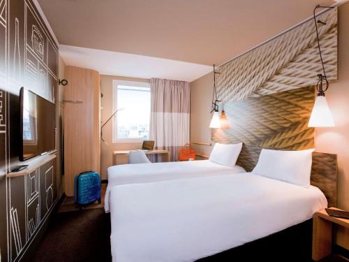 2 habitaciones comunicadas del hotel Ibis Paris Porte De Clichy Centre. Foto 1