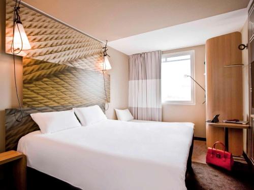 Habitación Estándar con 1 cama doble y 1 cama individual del hotel Ibis Paris Porte De Clichy Centre. Foto 3
