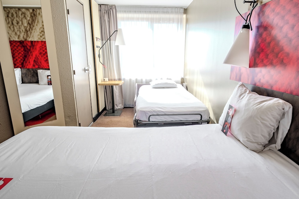 Habitación estándar doble, 1 cama doble con sofá cama del hotel Ibis Marne La Vallée Champs. Foto 12