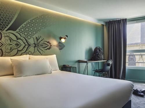 Habitación Estándar con cama doble y sofá cama del hotel Ibis Styles Paris Gare De L'est Magenta. Foto 4