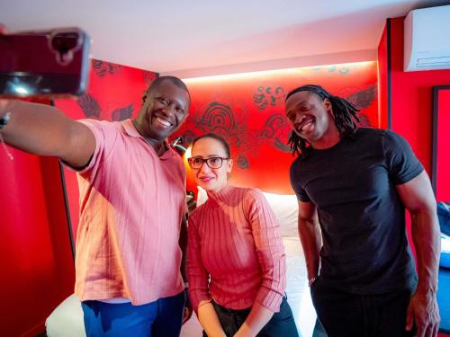 Habitación Estándar con cama doble y sofá cama del hotel Ibis Styles Paris Gare De L'est Magenta. Foto 6