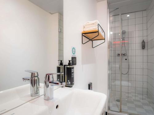 Habitación Doble Estándar - 2 camas del hotel Ibis Styles Paris Gare De L'est Magenta. Foto 7