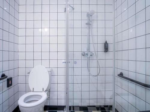 Habitación Doble Estándar - 2 camas del hotel Ibis Styles Paris Gare De L'est Magenta. Foto 8